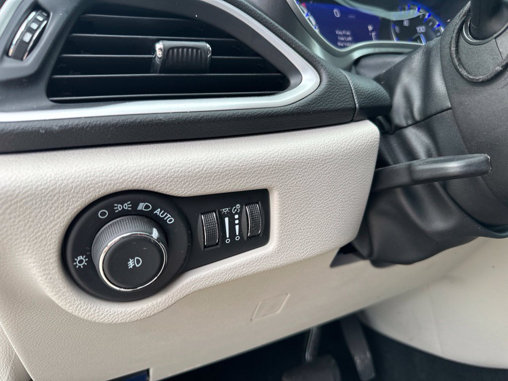 Used 2024 Chrysler Pacifica Touring-L FWD image 18