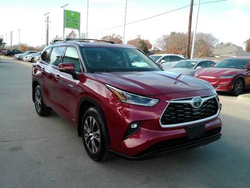 Used 2021 Toyota Highlander XLE image 4