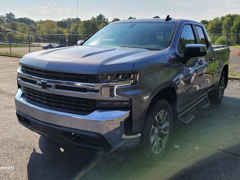 Used 2021 Chevrolet Silverado 1500 LT AWD/4WD image 2