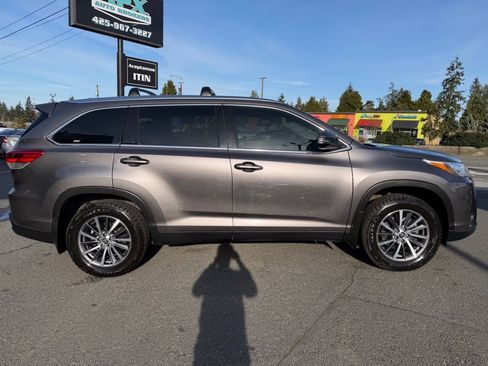 Used 2019 Toyota Highlander XLE AWD/4WD image 9