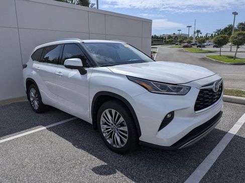 Certified 2024 Toyota Highlander Platinum FWD image 1