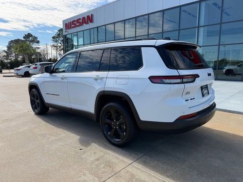 Used 2023 Jeep Grand Cherokee L Laredo image 3