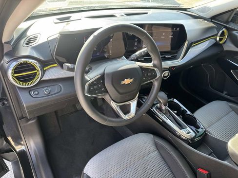 Certified 2025 Chevrolet Trax LT w/ Driver Confidence Package image 17