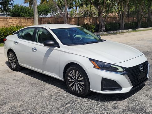 Used 2024 Nissan Altima 2.5 SV image 3