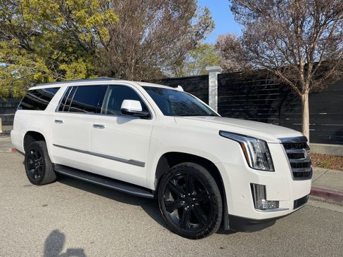 Used 2019 Cadillac Escalade ESV 4WD image 2
