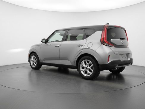 Used 2025 Kia Soul LX w/ LX Technology Package FWD image 6