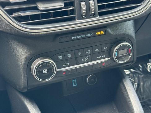Used 2020 Ford Escape SE image 17