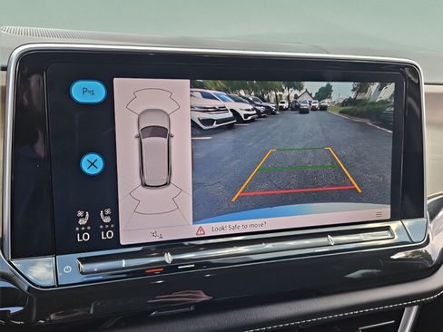 Used 2025 Volkswagen Atlas SE FWD image 19