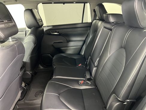 Used 2023 Toyota Highlander XLE AWD/4WD image 18
