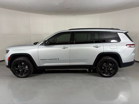 Used 2022 Jeep Grand Cherokee L Laredo RWD image 5
