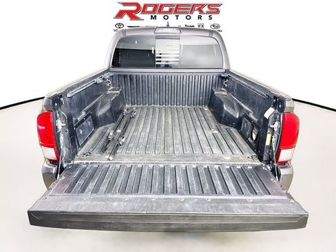 Certified 2017 Toyota Tacoma TRD Off-Road w/ Premium & Technology Package AWD/4WD image 25