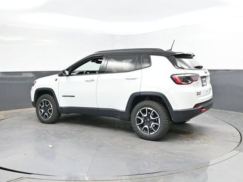 Used 2025 Jeep Compass Trailhawk AWD/4WD image 8