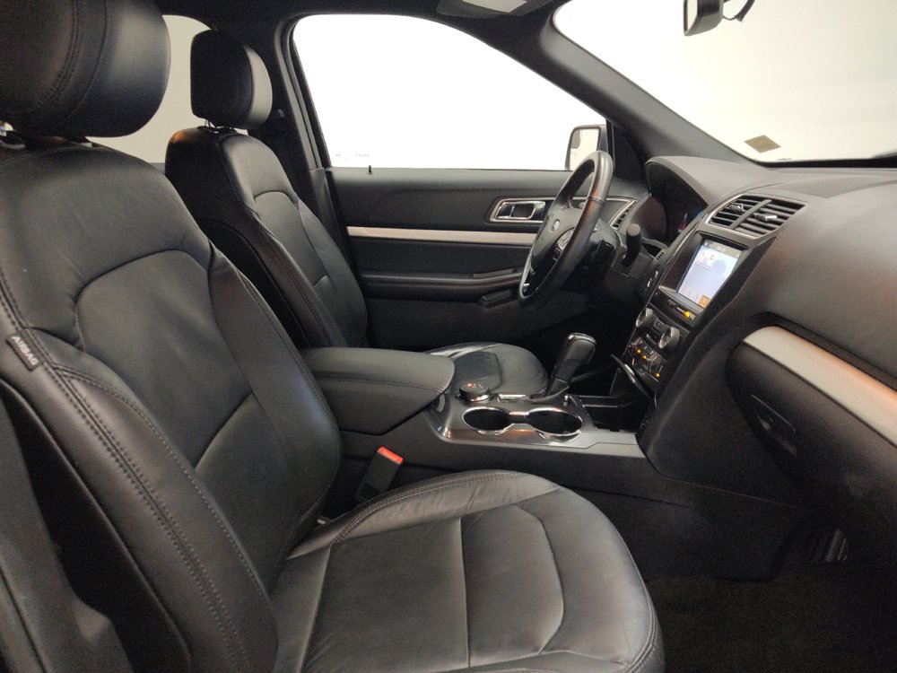 Used 2017 Ford Explorer XLT w/ Equipment Group 202A AWD/4WD image 21