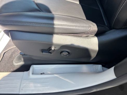 Used 2024 Chrysler Pacifica Touring-L FWD image 13