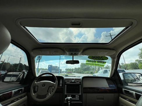 Used 2006 Lincoln Navigator Luxury RWD image 24