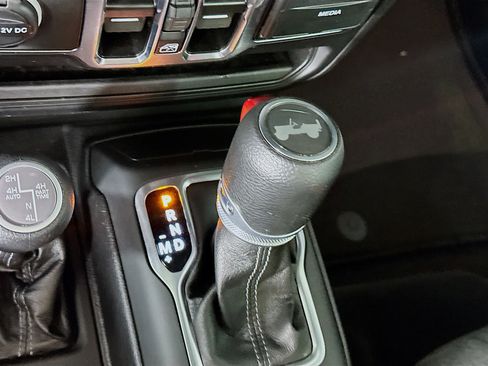 Used 2025 Jeep Wrangler Sahara image 23