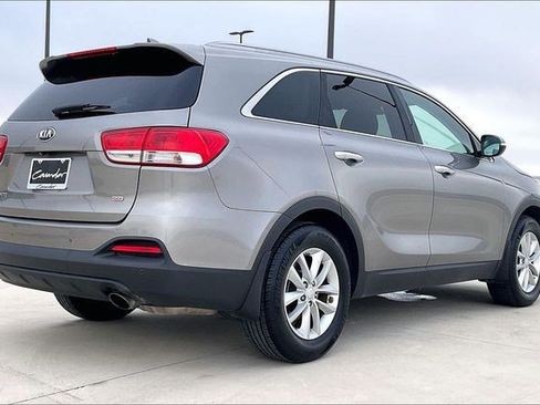Used 2018 Kia Sorento LX image 2