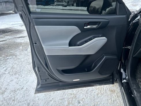 Used 2022 Toyota Highlander XLE image 18