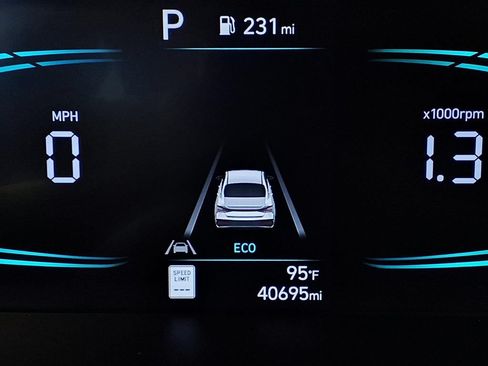 Used 2025 Hyundai Elantra Hybrid FWD image 17