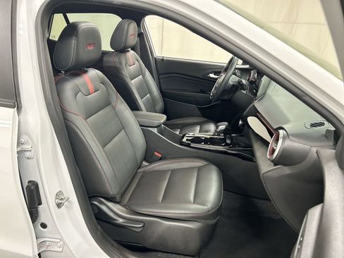Used 2025 Chevrolet Trax RS w/ Sunroof Package FWD image 23