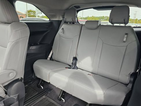 Used 2025 Toyota Sienna XLE image 33