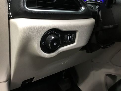 Used 2023 Chrysler Pacifica Limited image 9