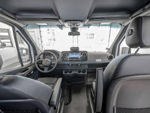 Used 2025 Mercedes-Benz Sprinter 2500 image 27