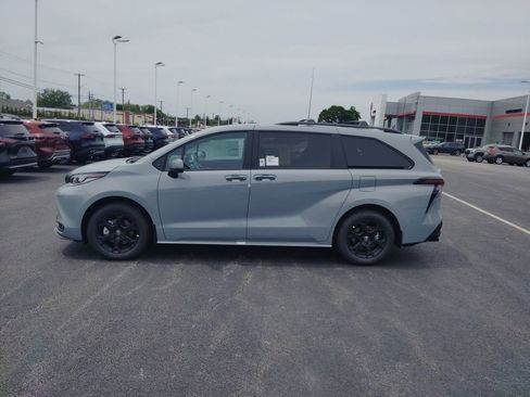 New 2026 Toyota Sienna XLE Woodland Edition AWD/4WD image 4