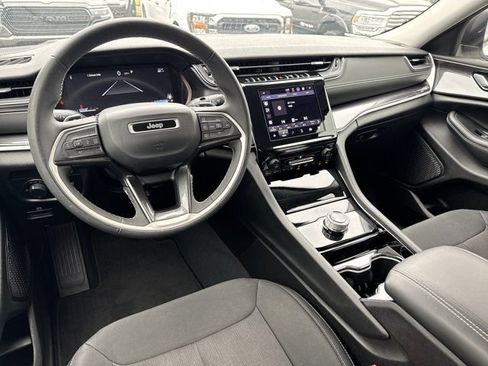 Used 2023 Jeep Grand Cherokee Laredo AWD/4WD image 25