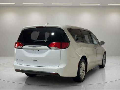 Used 2018 Chrysler Pacifica Touring Plus w/ Tire & Wheel Group FWD image 3