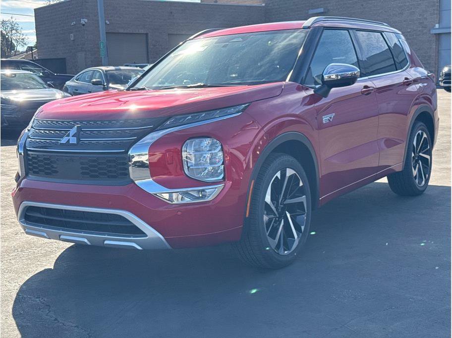 Used 2025 Mitsubishi Outlander 4WD Plug-In Hybrid image 2