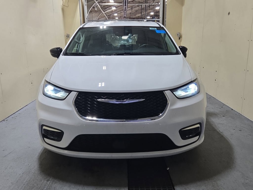 Used 2024 Chrysler Pacifica Touring-L FWD image 11
