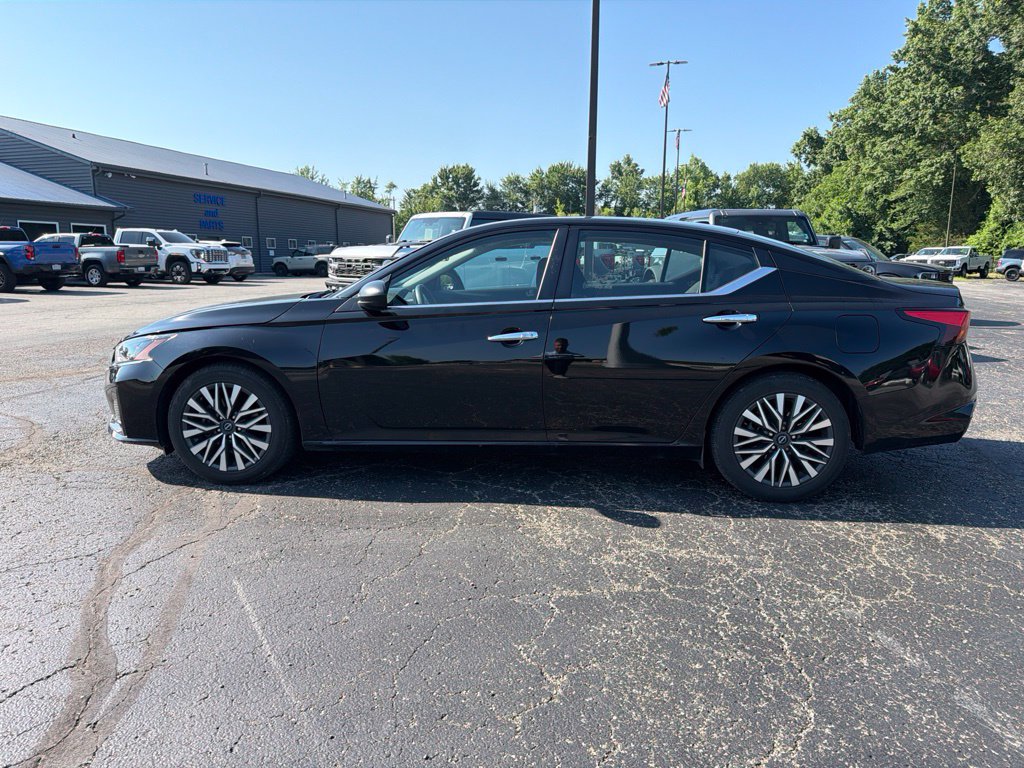 Used 2025 Nissan Altima 2.5 SV FWD image 3