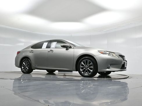 Used 2015 Lexus ES 300h w/ Navigation System Package image 2
