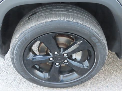 Used 2023 Jeep Grand Cherokee Altitude image 16