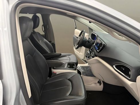 Used 2023 Chrysler Pacifica Touring-L FWD image 30