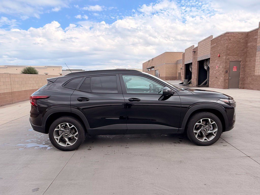 Used 2025 Chevrolet Trax LT w/ LT Convenience Package FWD image 5