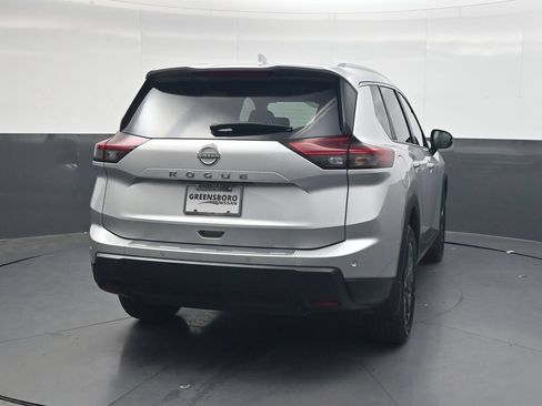 Used 2025 Nissan Rogue SV w/ SV Premium Package FWD image 5