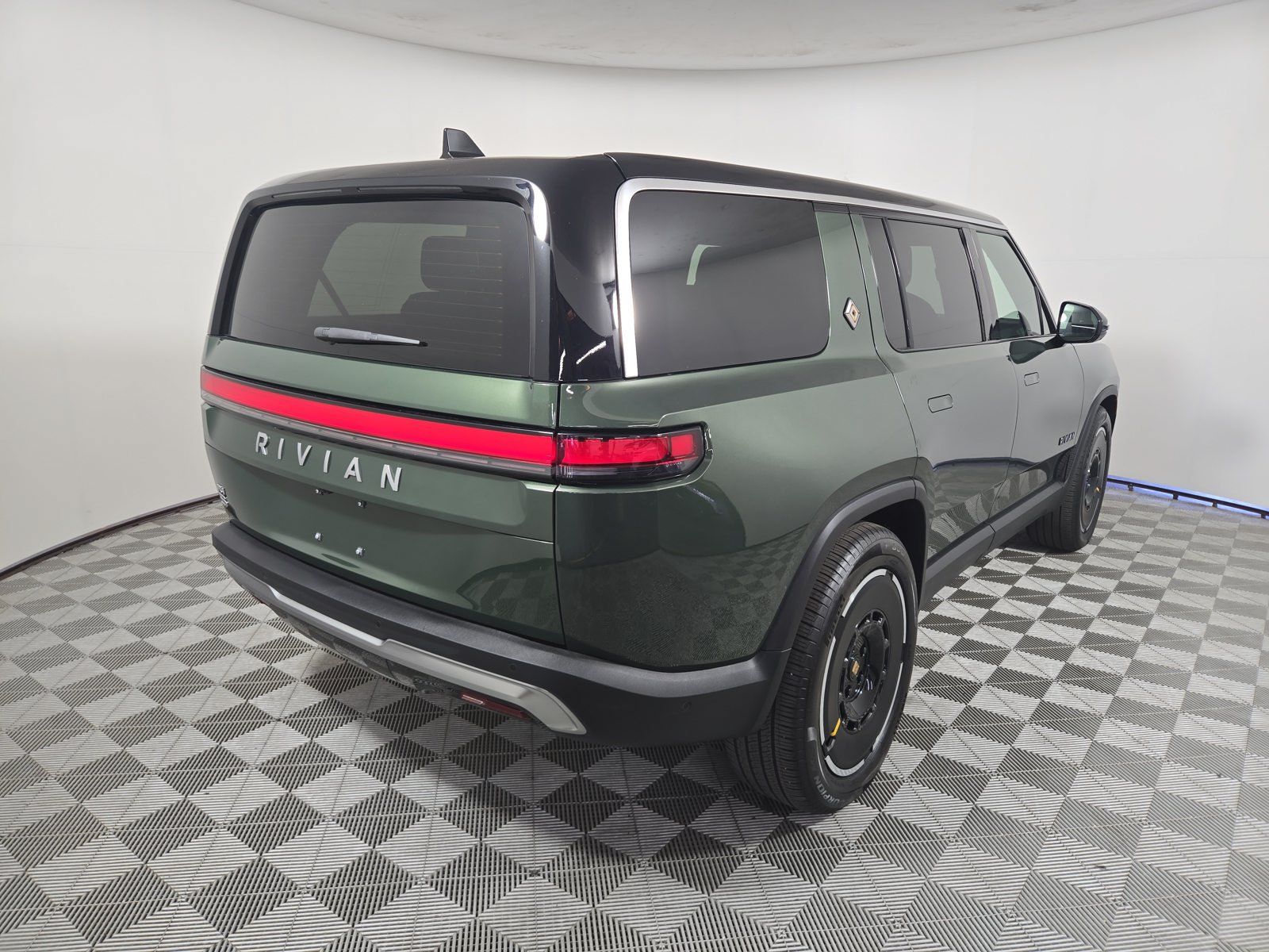 Used 2025 Rivian R1S Adventure Dual AWD/4WD image 5
