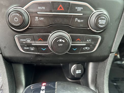 Used 2020 Dodge Charger SXT w/ Blacktop Package image 31