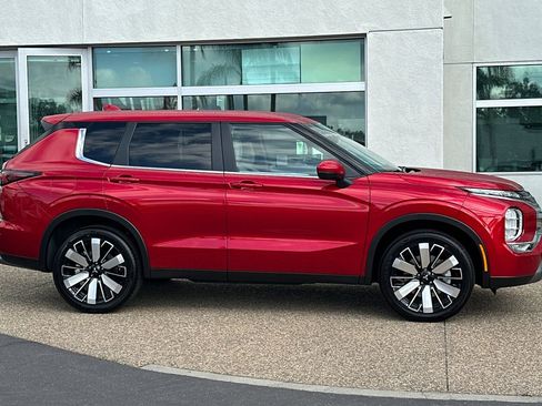 New 2026 Mitsubishi Outlander SE image 3