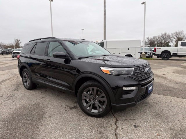 Used 2024 Ford Explorer XLT w/ Equipment Group 202A AWD/4WD image 1