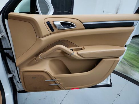 Used 2017 Porsche Cayenne Platinum Edition w/ Premium Package (PJV) AWD/4WD image 28