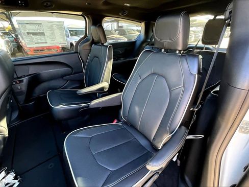 New 2026 Chrysler Pacifica Limited w/ S Appearance Package image 19