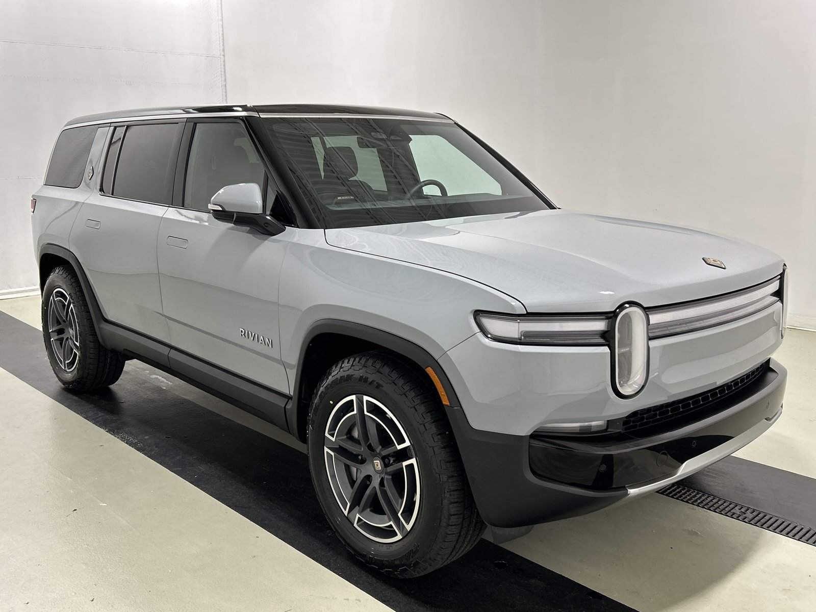 Used 2025 Rivian R1S Adventure Dual AWD/4WD image 7