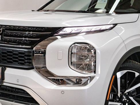 New 2025 Mitsubishi Outlander SE image 2