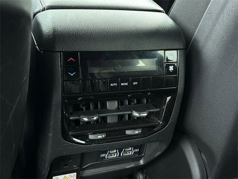 Used 2024 Jeep Grand Cherokee L Laredo image 20