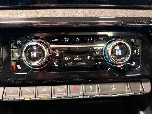 Used 2025 GMC Sierra 1500 AT4 w/ Technology Package AWD/4WD image 44