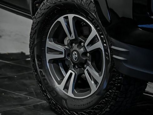 Used 2017 Toyota Tacoma TRD Sport w/ Tow Package (A/T) AWD/4WD image 3