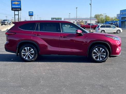 Used 2022 Toyota Highlander XLE AWD/4WD image 46